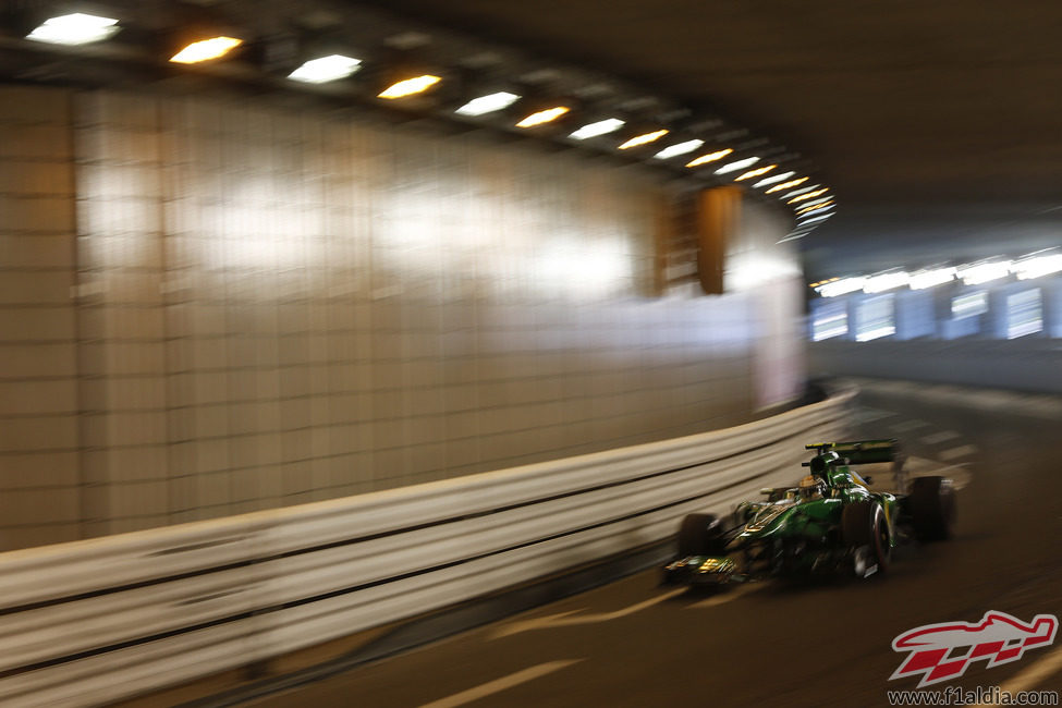 Giedo van der Garde pasa por el túnel de Mónaco