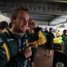 Giedo van der Garde sonríe en el box de Caterham