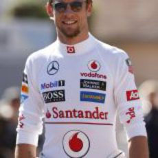 Jenson Button camina sonriente por el 'paddock' de Mónaco