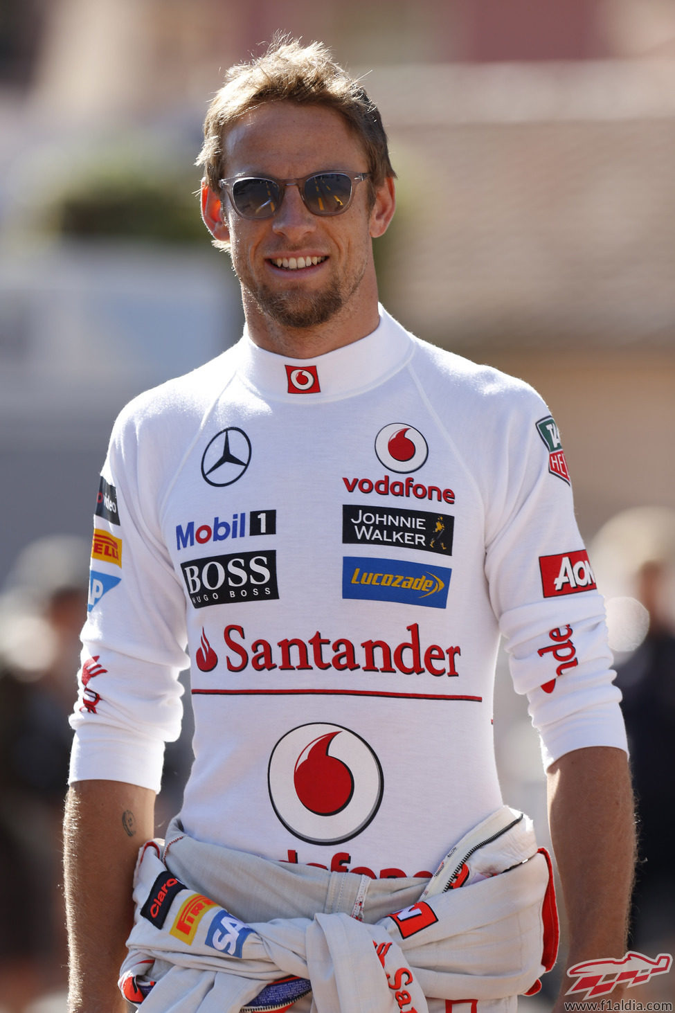 Jenson Button camina sonriente por el 'paddock' de Mónaco