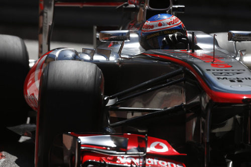 Jenson Button exprime su MP4-28 en el trazado de Mónaco