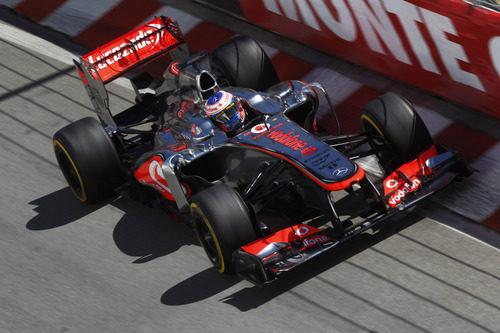 Jenson Button ataca los bordillos del trazado de Mónaco