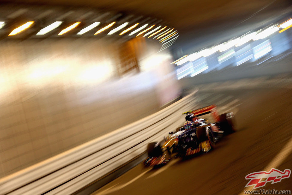 Daniel Ricciardo rueda junto al iluminado túnel de Mónaco