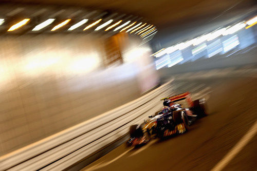 Daniel Ricciardo rueda junto al iluminado túnel de Mónaco