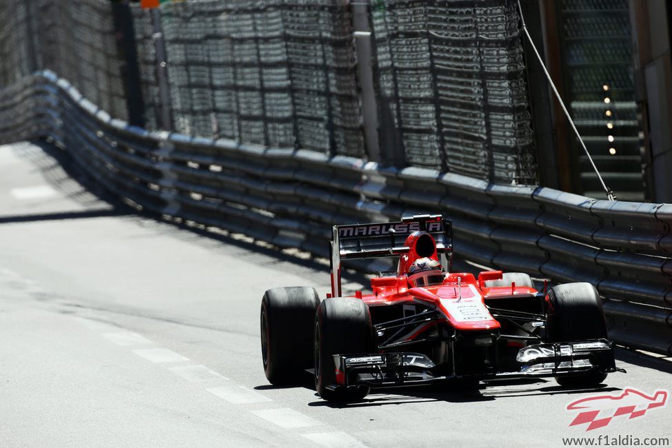 Max Chilton rueda junto a las protecciones del circuito de Mónaco