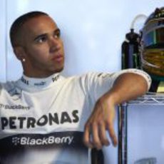 Lewis Hamilton junto a su nuevo casco