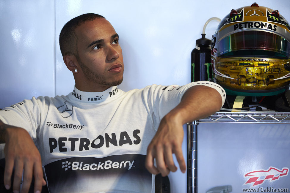 Lewis Hamilton junto a su nuevo casco