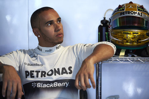 Lewis Hamilton junto a su nuevo casco