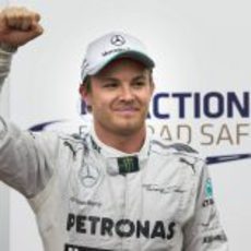 Nico Rosberg alza el puño tras lograr la tercera pole de la temporada