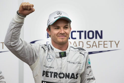 Nico Rosberg alza el puño tras lograr la tercera pole de la temporada