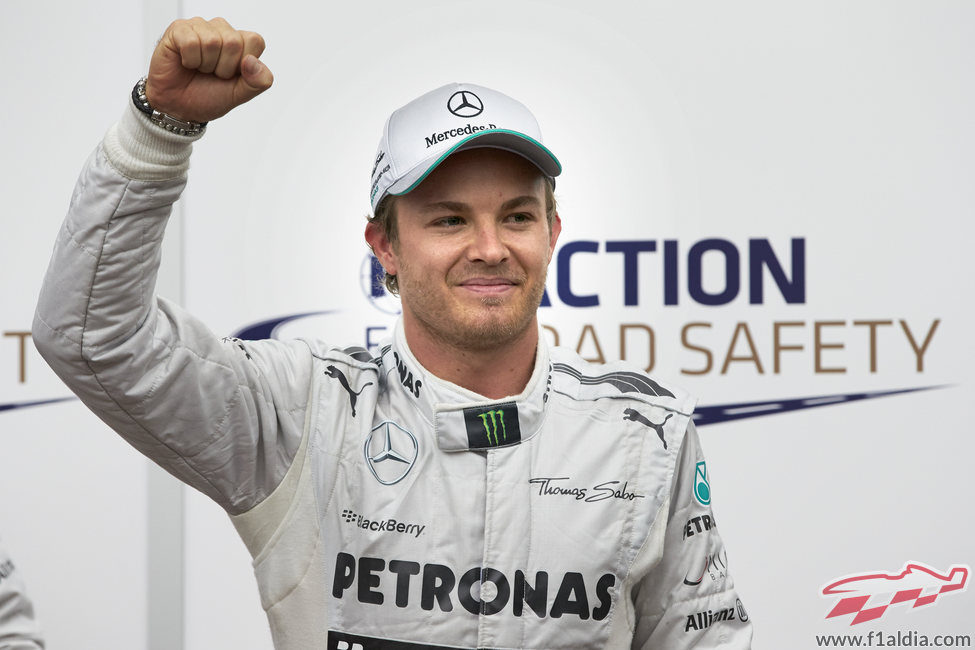 Nico Rosberg alza el puño tras lograr la tercera pole de la temporada