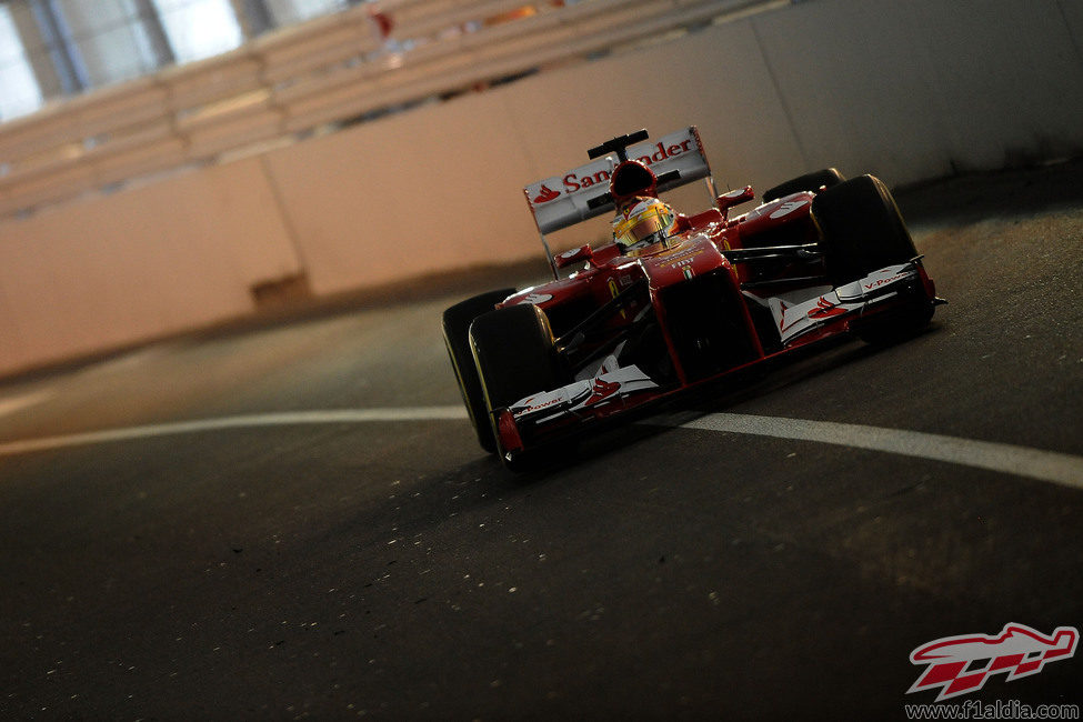 Fernando Alonso pasa por el túnel de Mónaco