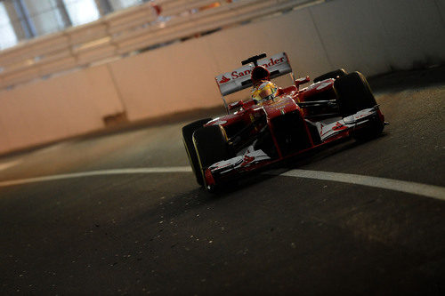 Fernando Alonso pasa por el túnel de Mónaco