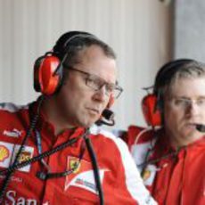 Pat Fry y Stefano Domenicali observan la actividad en la pista