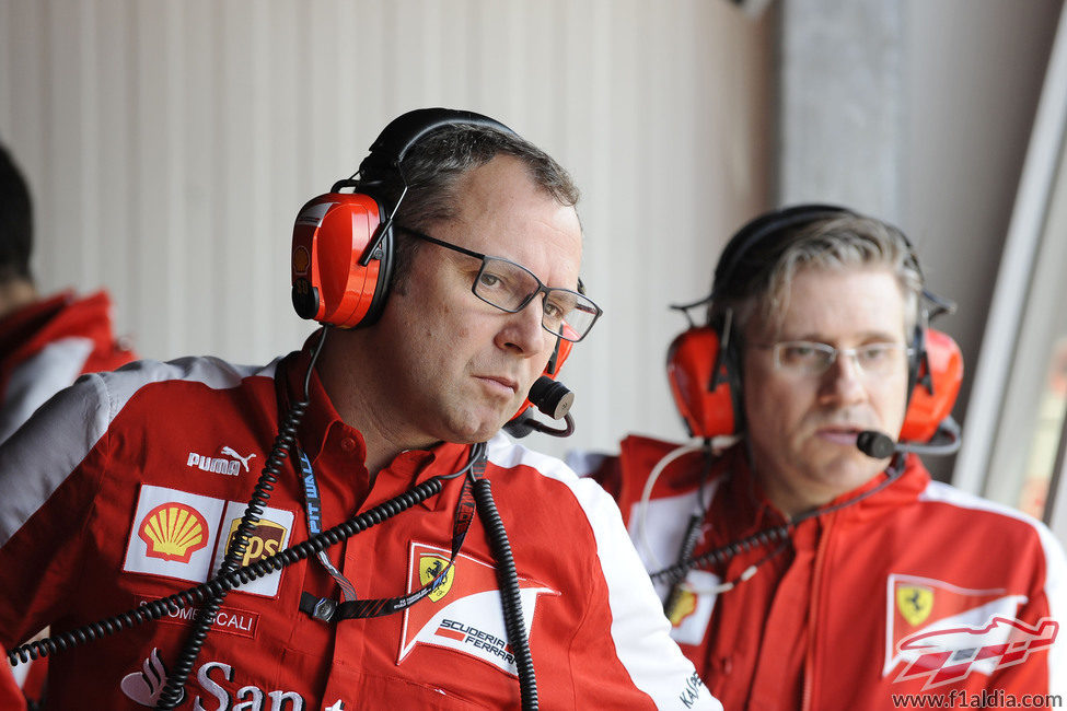 Pat Fry y Stefano Domenicali observan la actividad en la pista