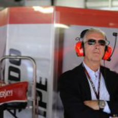 Piero Ferrari observa los tiempos desde el box