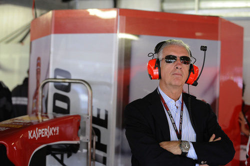 Piero Ferrari observa los tiempos desde el box