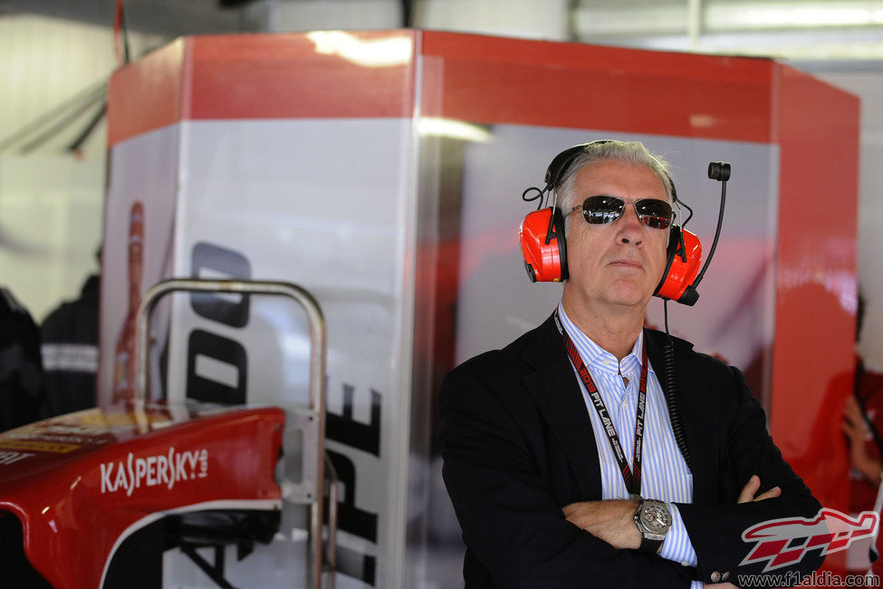 Piero Ferrari observa los tiempos desde el box