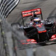 Jenson Button pasa cerca del muro