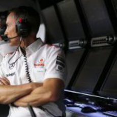 Martin Whitmarsh vigila desde el 'pit wall'