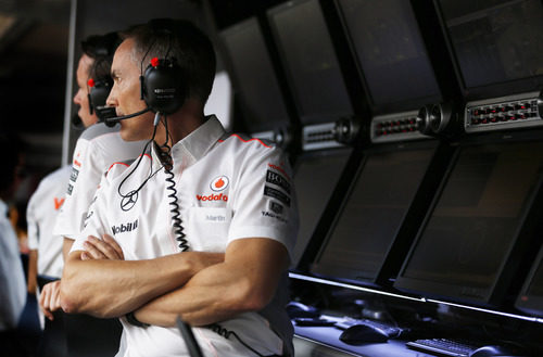 Martin Whitmarsh vigila desde el 'pit wall'