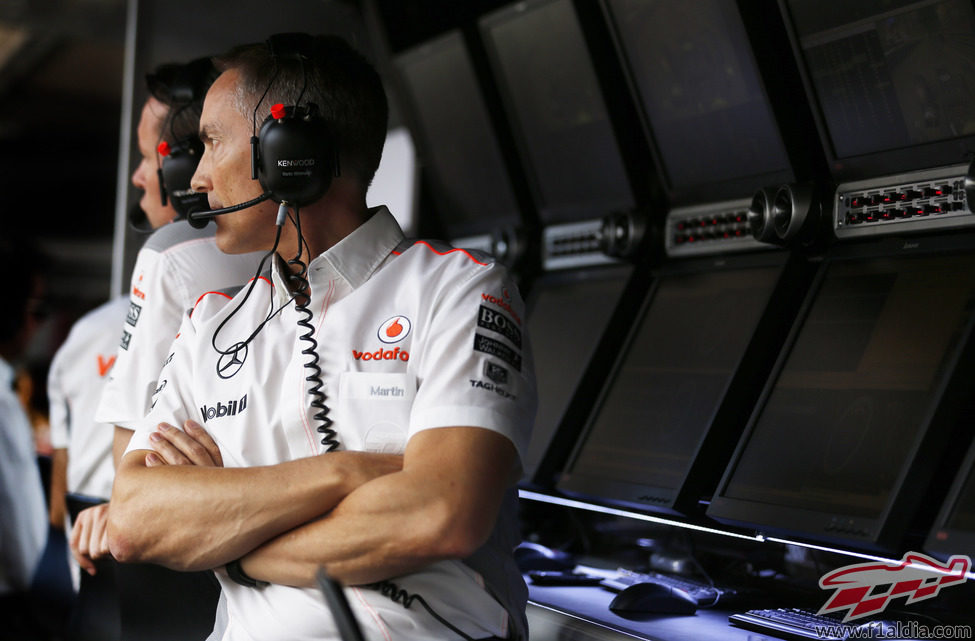 Martin Whitmarsh vigila desde el 'pit wall'