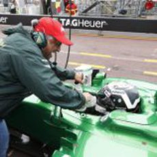 Tony Fernandes saluda efusivo a Giedo van der Garde