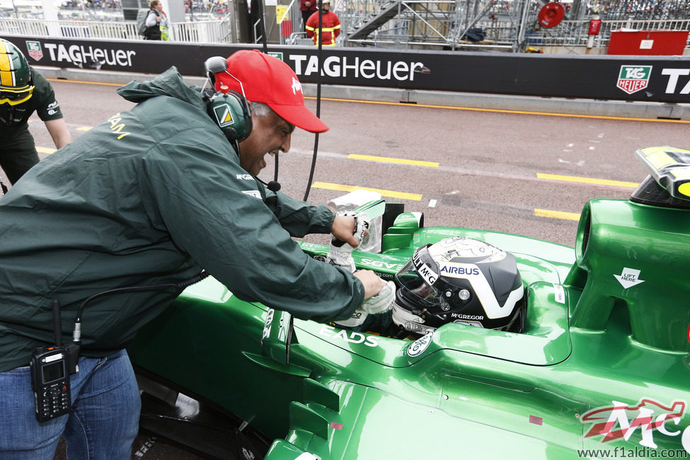 Tony Fernandes saluda efusivo a Giedo van der Garde