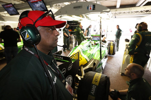 Tony Fernandes observa atento los tiempos