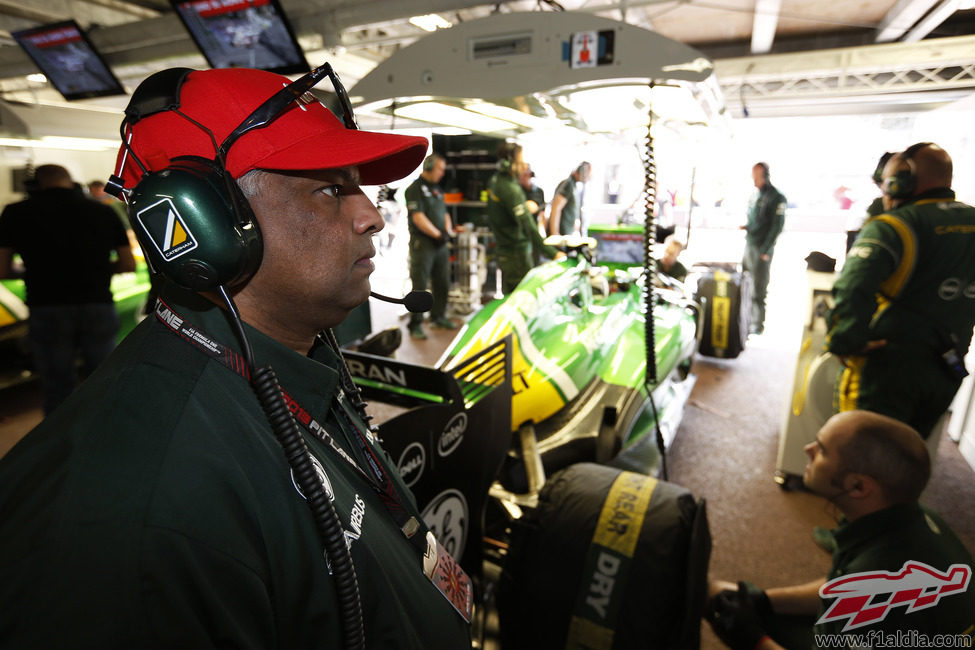 Tony Fernandes observa atento los tiempos