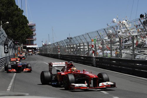 Fernando Alonso trata de mantener posición