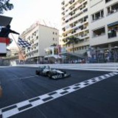Nico Rosberg cruza la meta como ganador del GP de Mónaco 2013