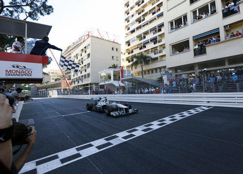 Nico Rosberg cruza la meta como ganador del GP de Mónaco 2013