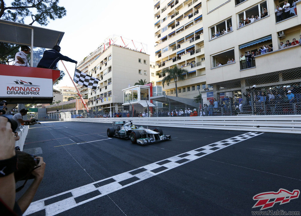 Nico Rosberg cruza la meta como ganador del GP de Mónaco 2013