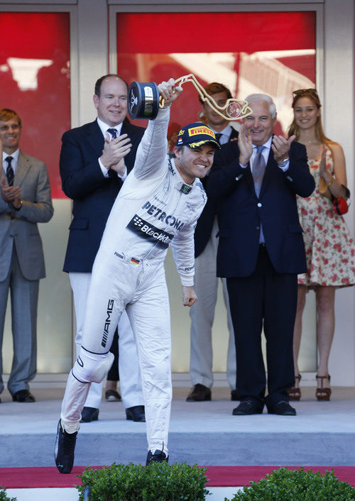 Nico Rosberg levanta el trofeo de ganador