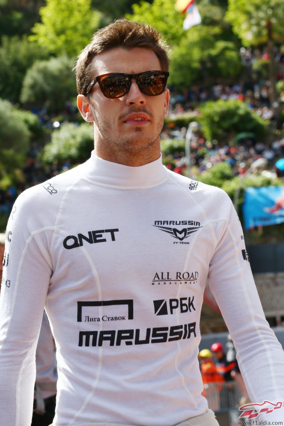Jules Bianchi pasea por el 'paddock' de Mónaco