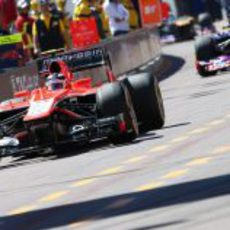 Jules Bianchi por delante de Mark Webber