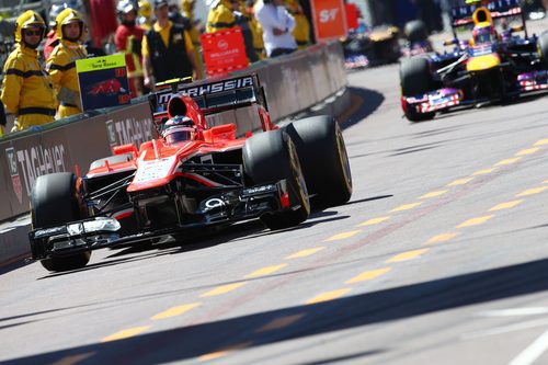 Jules Bianchi por delante de Mark Webber