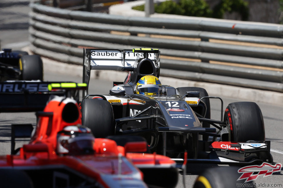 Esteban Gutiérrez justo por detrás de Bianchi durante el GP de Mónaco 2013