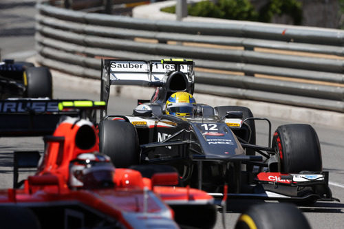 Esteban Gutiérrez justo por detrás de Bianchi durante el GP de Mónaco 2013