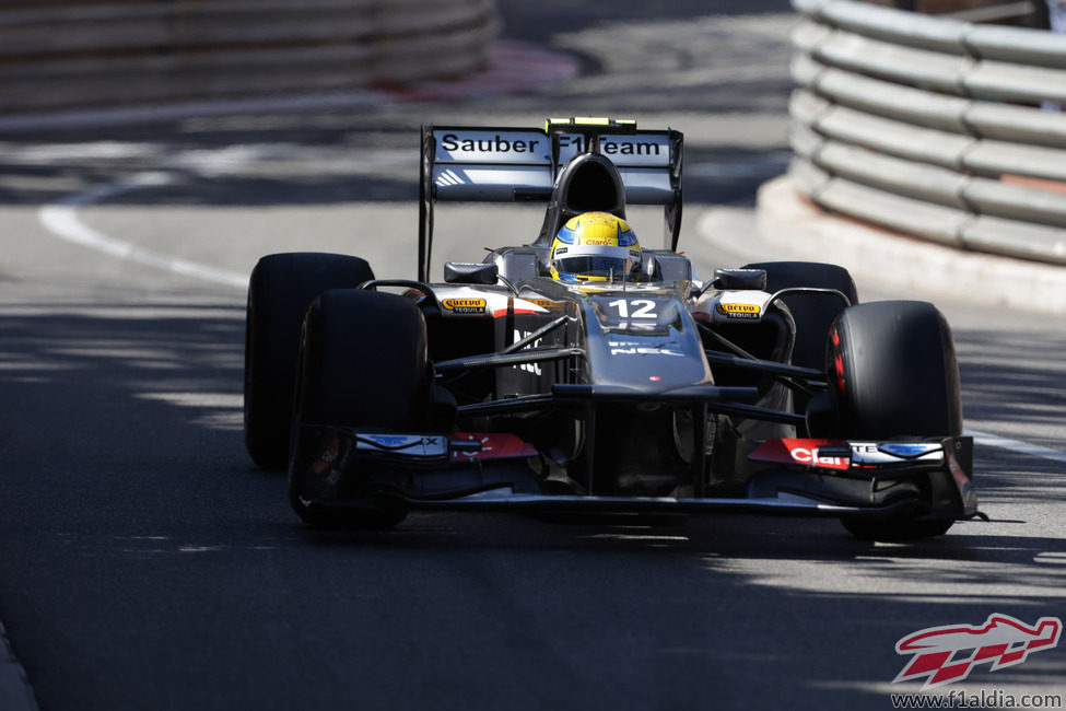 Esteban Gutiérrez lidia con su C32 durante el GP de Mónaco 2013