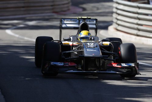 Esteban Gutiérrez lidia con su C32 durante el GP de Mónaco 2013