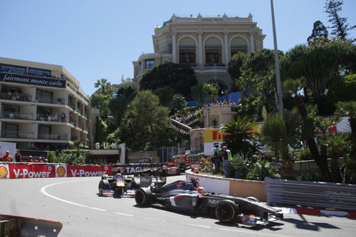 Nico Hülkenberg defiende su posición con Ricciardo en el urbano de Mónaco