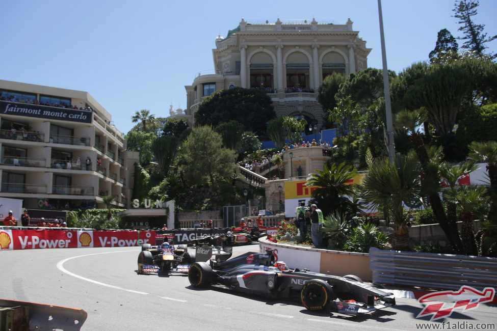 Nico Hülkenberg defiende su posición con Ricciardo en el urbano de Mónaco