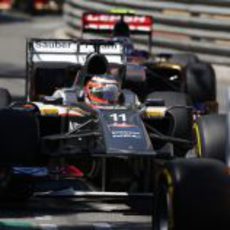 Nico Hülkenberg controla por el retrovisor a Ricciardo en el GP de Mónaco