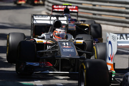 Nico Hülkenberg controla por el retrovisor a Ricciardo en el GP de Mónaco