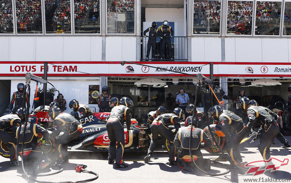 Cambio de gomas para Kimi Räikkönen durante el GP de Mónaco 2013