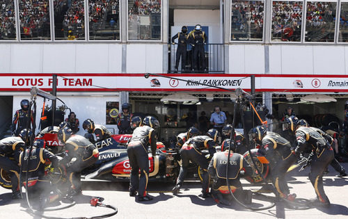 Cambio de gomas para Kimi Räikkönen durante el GP de Mónaco 2013