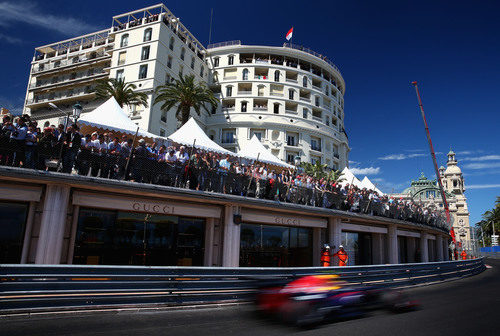 Mark Webber vuela por el trazado de Mónaco