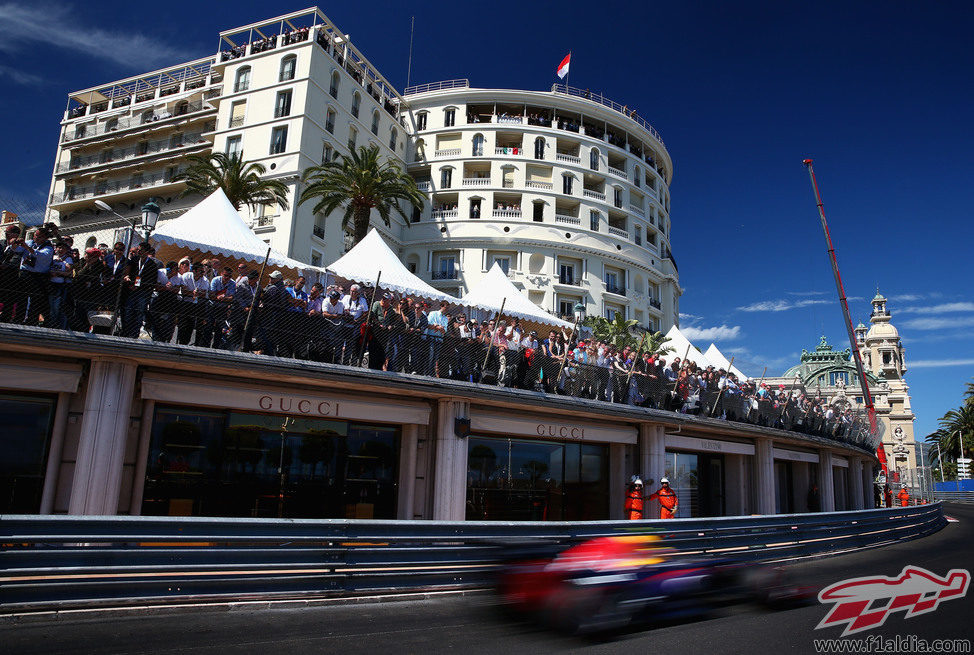Mark Webber vuela por el trazado de Mónaco